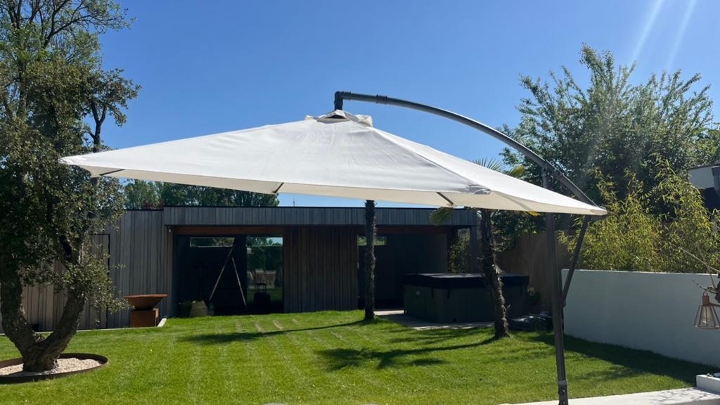 Zweef parasol 290 cm beige met voet, Tuin en Terras, Ophalen of Verzenden, Zo goed als nieuw, Zweefparasol