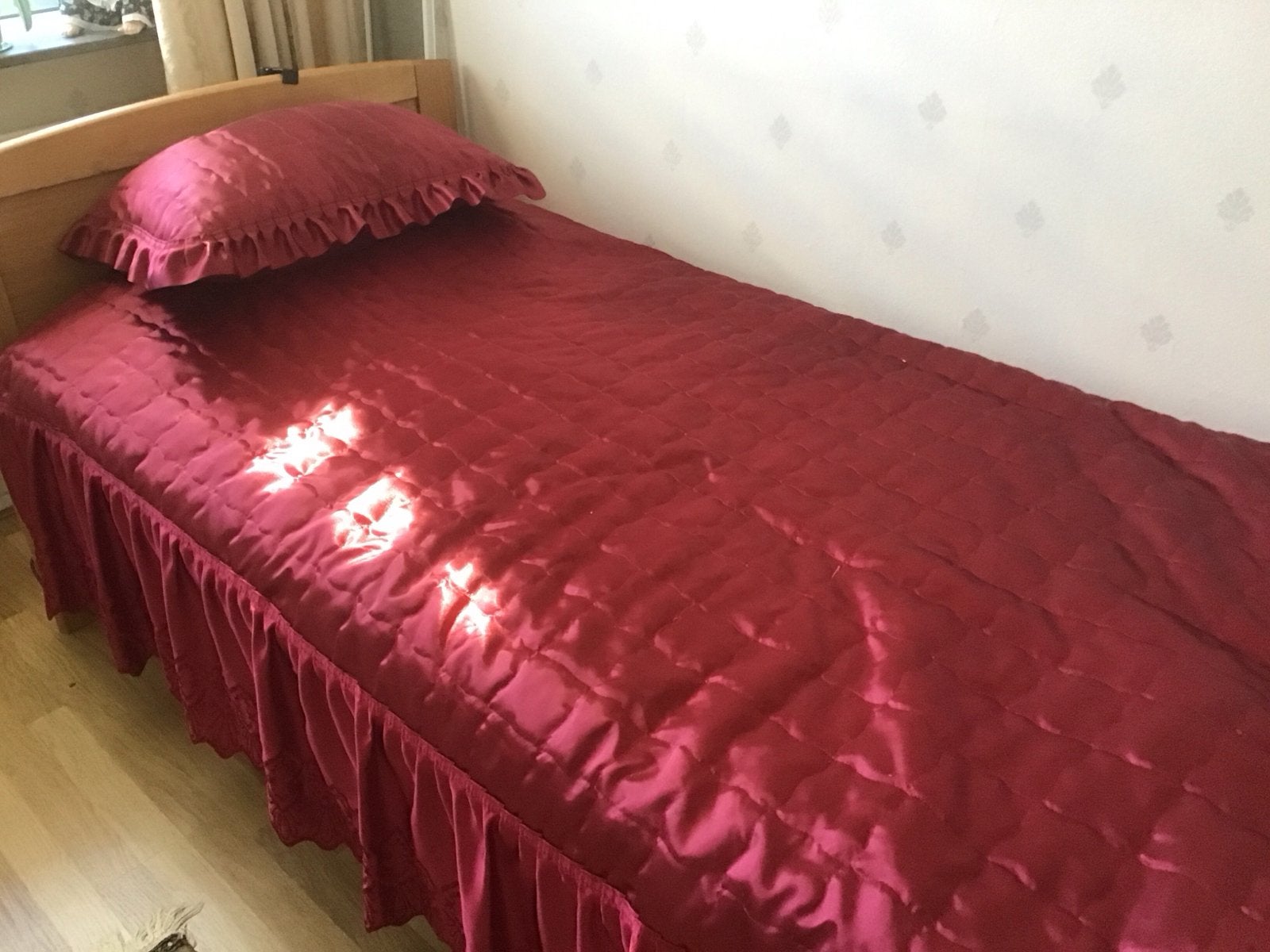 Eenpersoonsbed met houten frame en rood beddengoed, Huis en Inrichting, Ophalen, Gebruikt, 90 cm, Eenpersoons