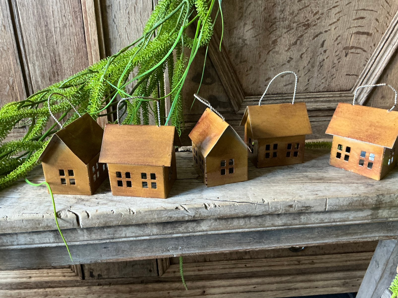 NIEUW set van 5 metalen huisjes kleur Mustard, Huis en Inrichting, Woonaccessoires | Overige, Ophalen of Verzenden, Nieuw