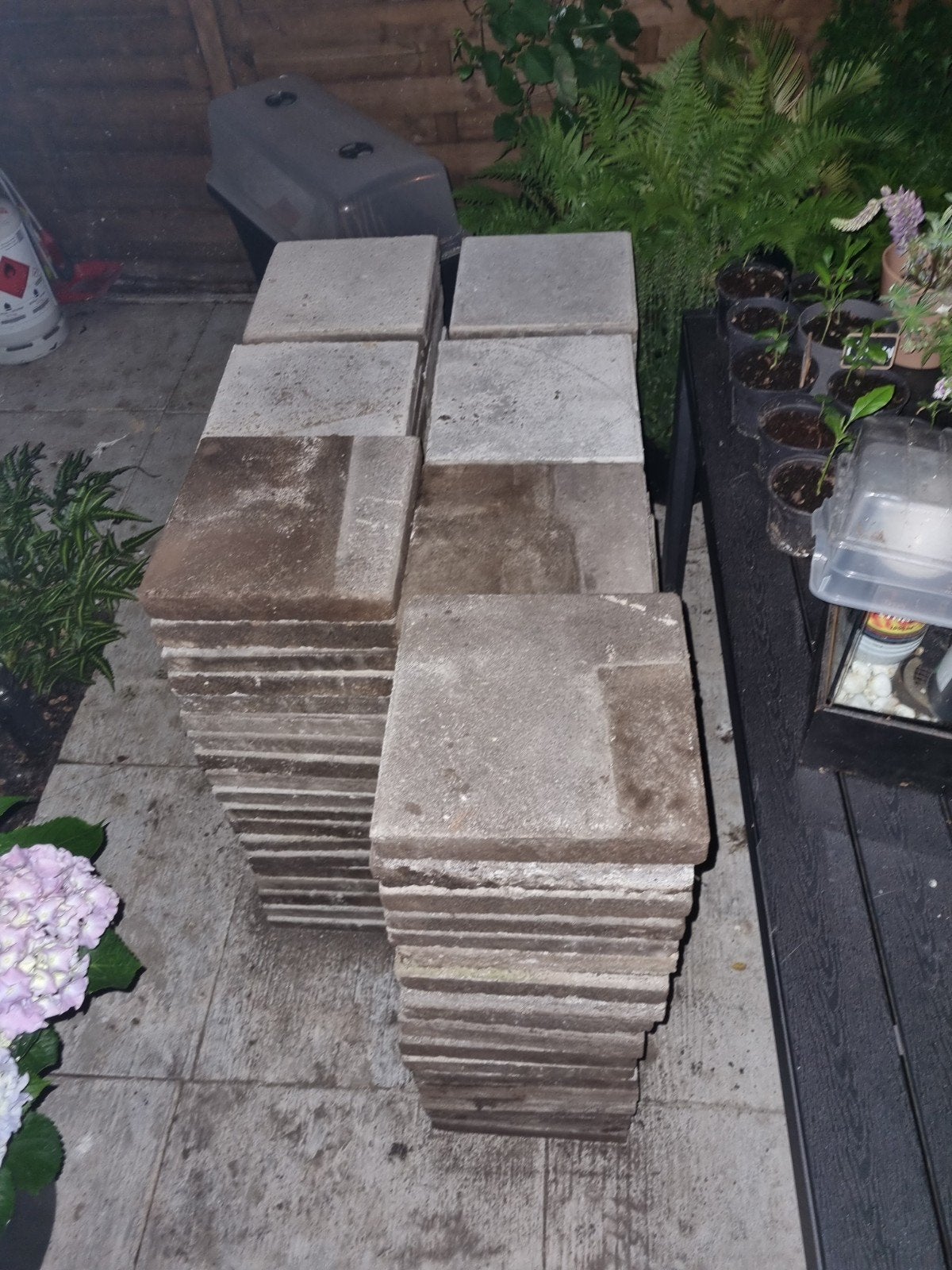 Gratis gebruikte tegels, afmetingen zijn 30x30 cm, Tuin en Terras, Ophalen, Gebruikt, Beton, Terrastegels
