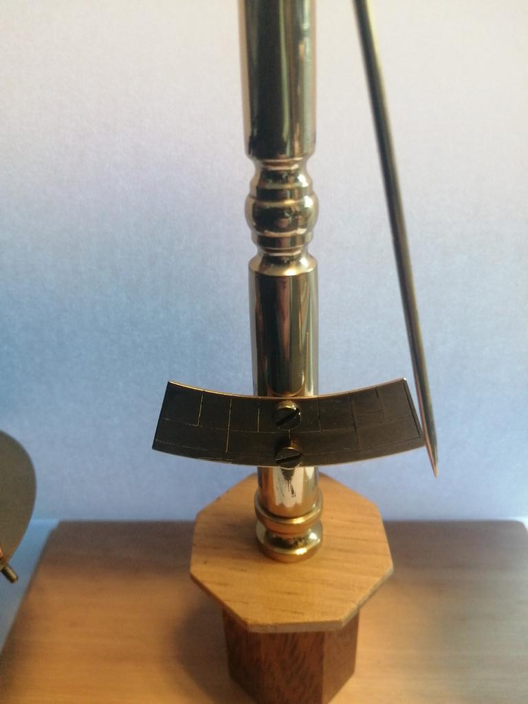 Eigen bouw brons koperen weegschaal voet mahoniehout 24X24cm, Antiek en Kunst, Antiek | Gereedschap en Instrumenten, Ophalen of Verzenden