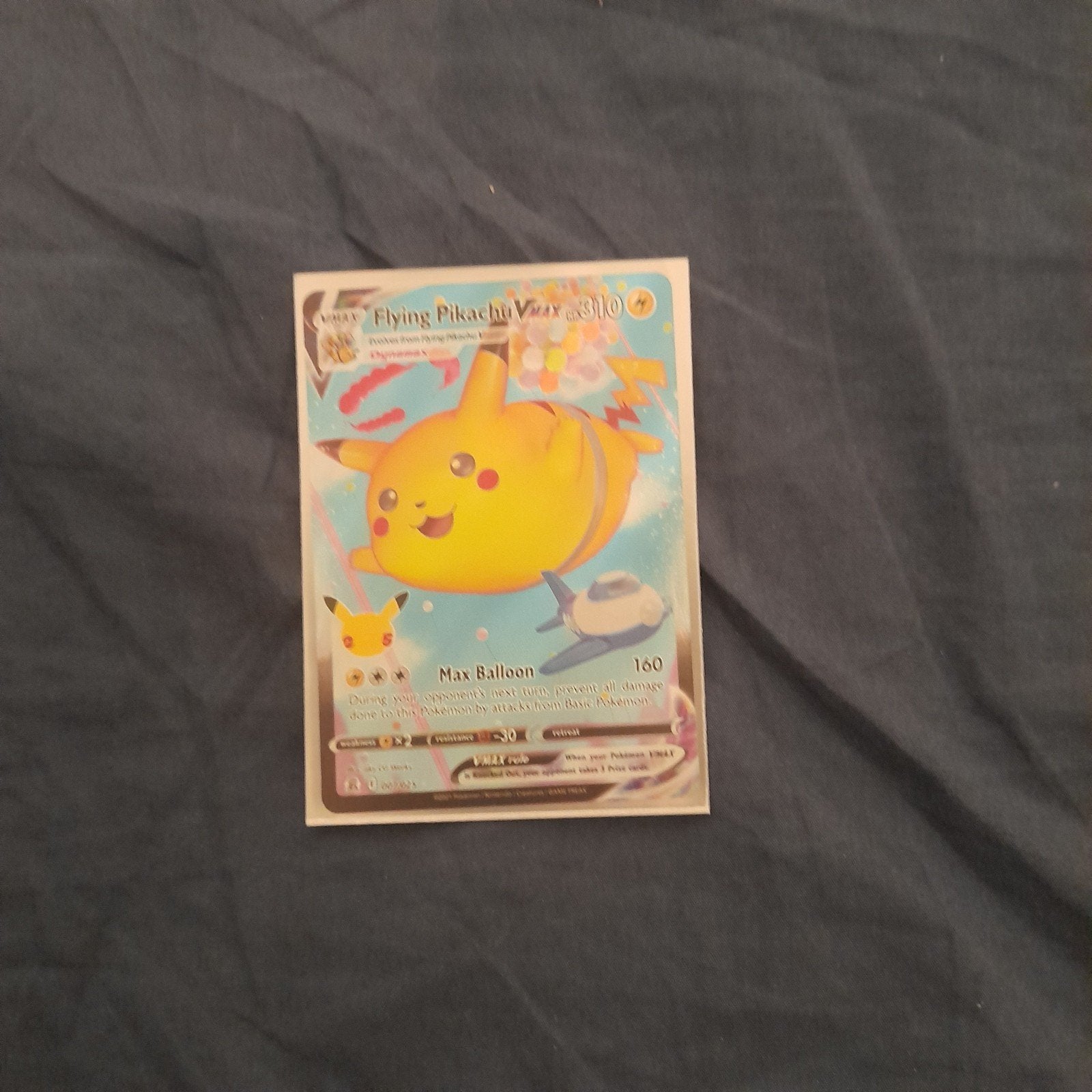 Flying Pikachu VMAX Pokémon kaart, Ophalen of Verzenden, Zo goed als nieuw, Losse kaart, Foil