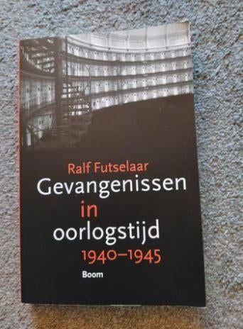 Gevangenissen in oorlogstijd 1940-1945 - Ralf Futselaar, Boeken, Tweede Wereldoorlog, Ophalen of Verzenden, Zo goed als nieuw