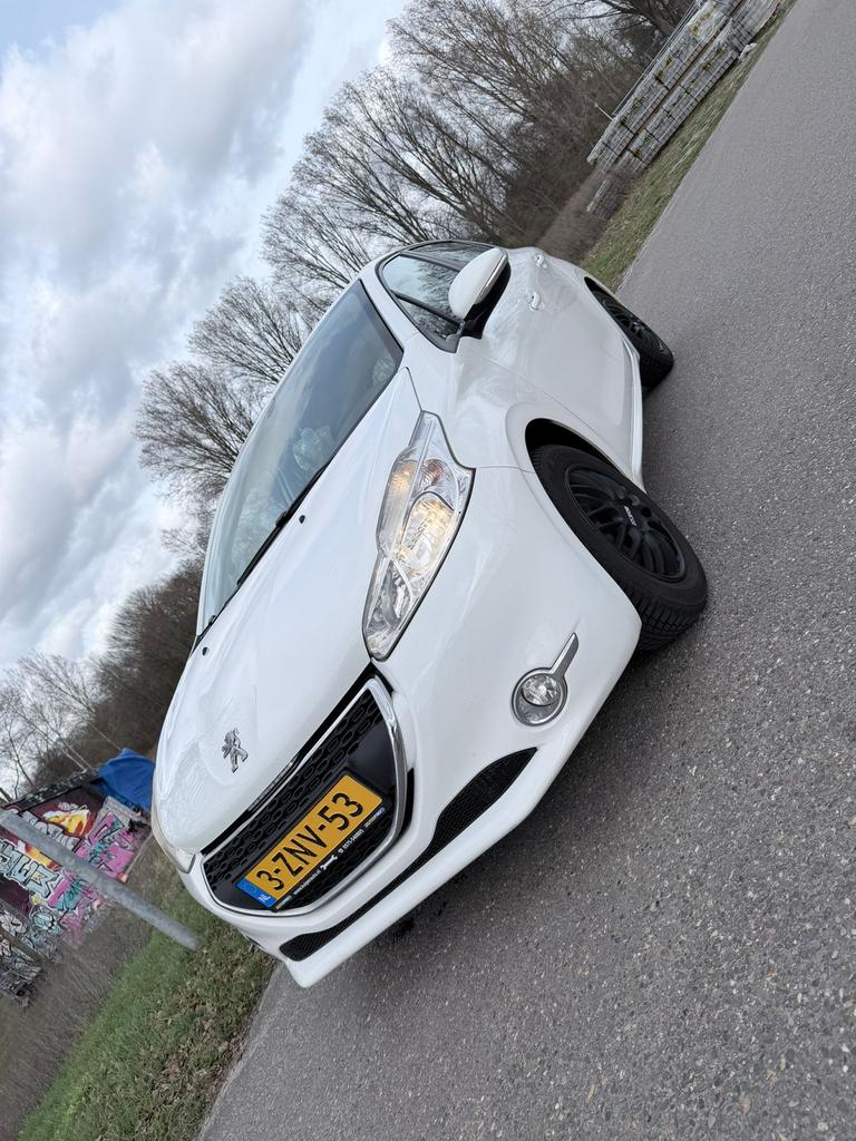 Peugeot 208 1.2 VTI 60KW/82PK 5-D 2013 Wit, Auto's, Peugeot, Voorwielaandrijving, 31 €/maand, 1199 cc, Wit