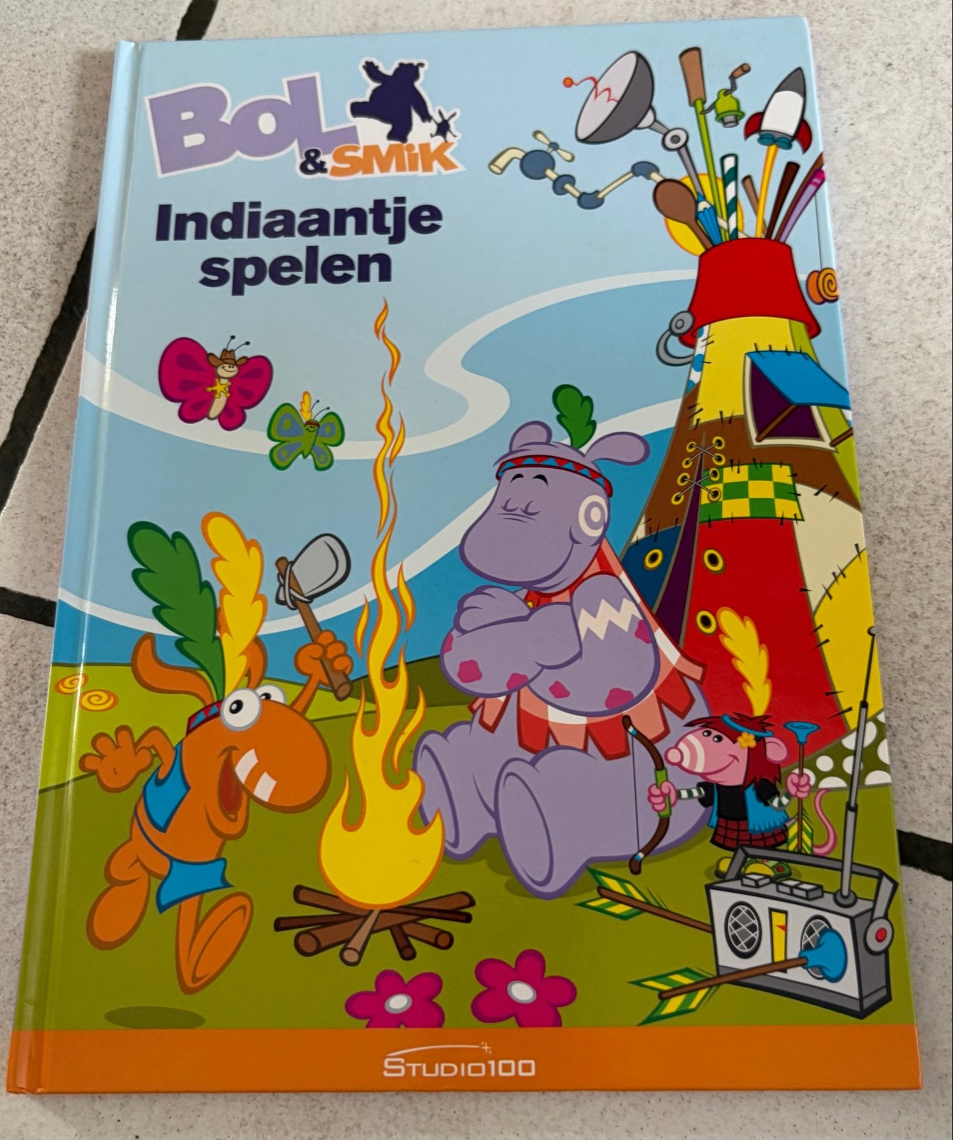 Bol & Smik: Indiaantje spelen - Studio 100, Boeken, Gelezen, Fictie algemeen, Jongen of Meisje, Ophalen of Verzenden