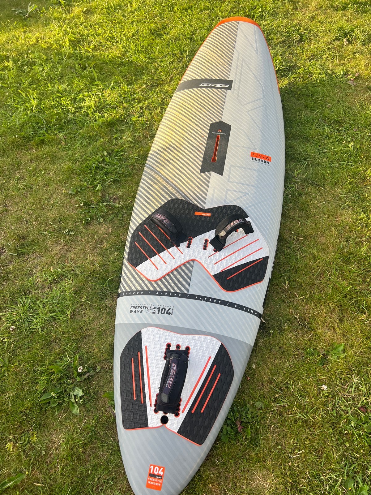 RRD Freestyle Wave BLKRBN V5 104L Windsurfboard (2019), Watersport en Boten, Windsurfen, Ophalen, Gebruikt, Minder dan 250 cm