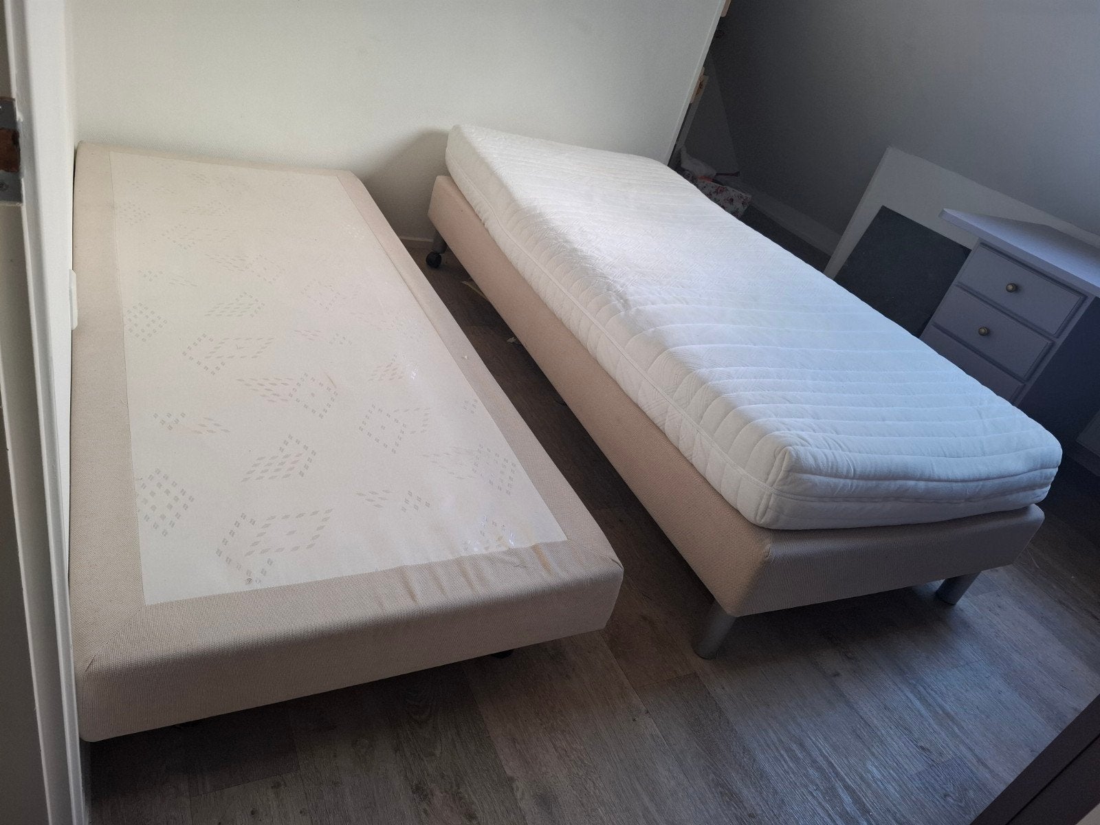 2 boxsprings: 90x210 (met matras) en 100x210 (zonder), Ophalen, Gebruikt, 90 cm, Eenpersoons
