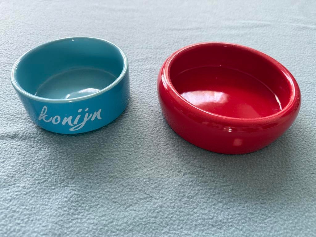 Konijnen voerbakjes - set van 2 (blauw en rood), Ophalen, Zo goed als nieuw, Voerbakje