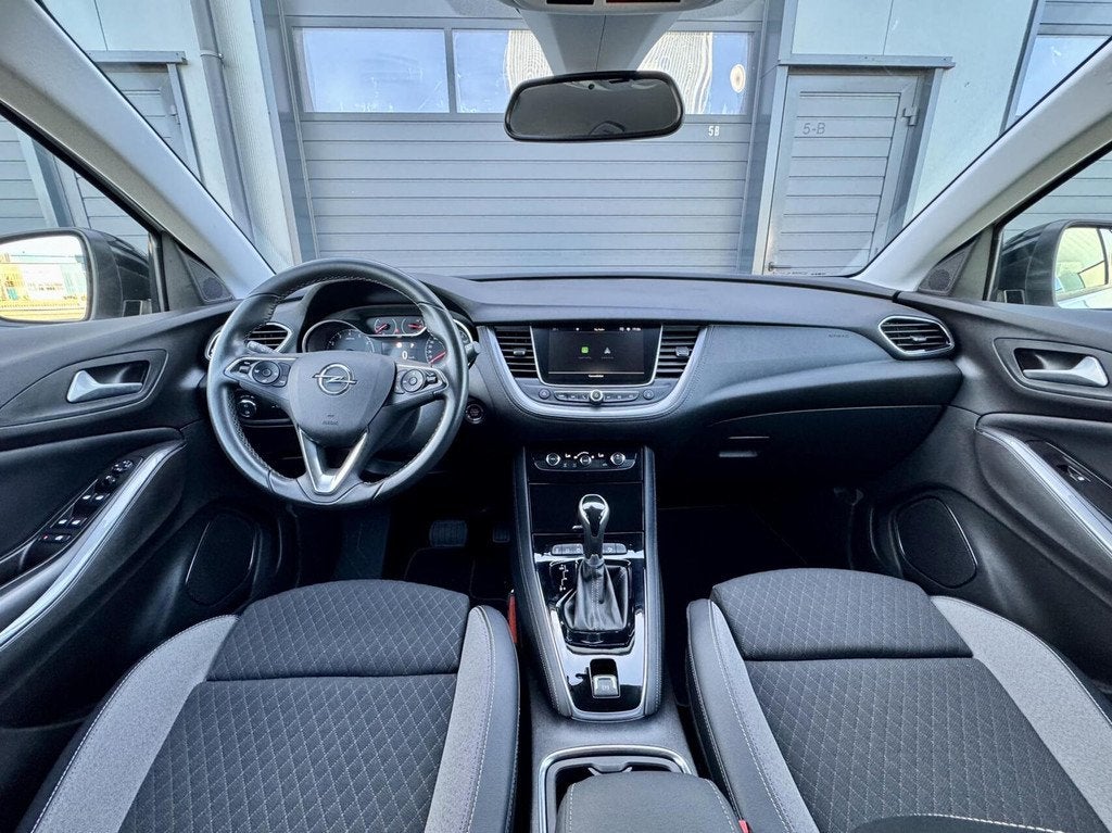 Opel Grandland X 1.2 - 130pk Turbo | ZEER COMPLEET | AUTOMAA, Gebruikt, 1199 cc, Leder en Stof, Wit