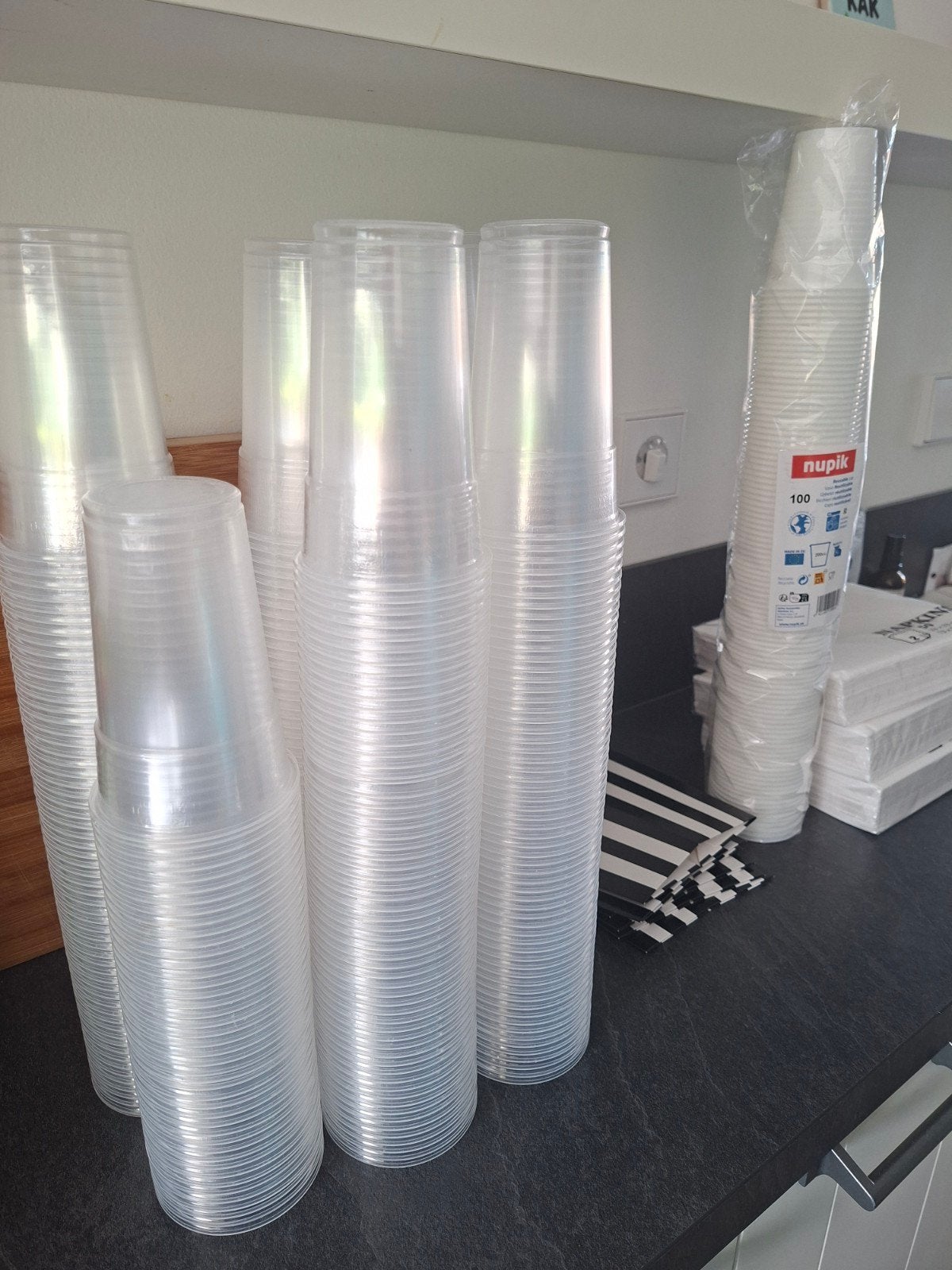 ruim 400 plastic bekers, 6 popcorn bakjes en 150 servetten, Overige materialen, Overige typen, Nieuw, Ophalen of Verzenden