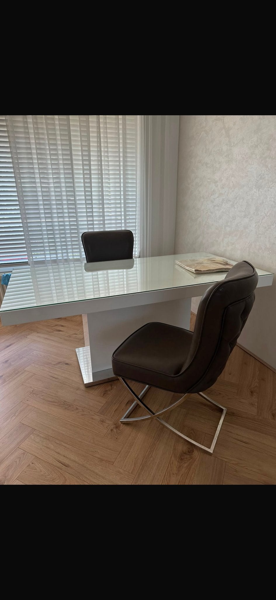 Moderne witte eettafel met glazen blad en stoelen, Huis en Inrichting, Ophalen, 180 cm lang, 50 tot 100 cm, Vijf personen of meer