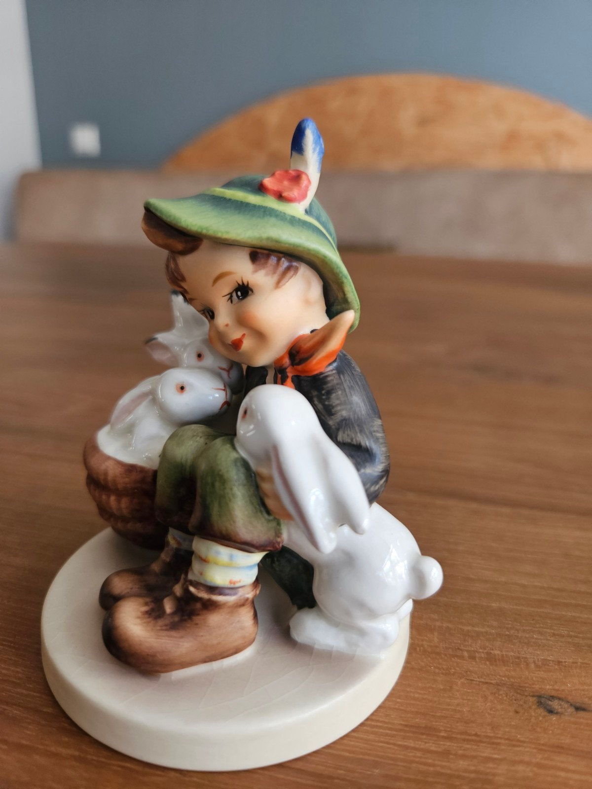 Goebel Hummeltje Jongen met Konijntjes - Vintage Beeldje, Antiek en Kunst, Ophalen of Verzenden