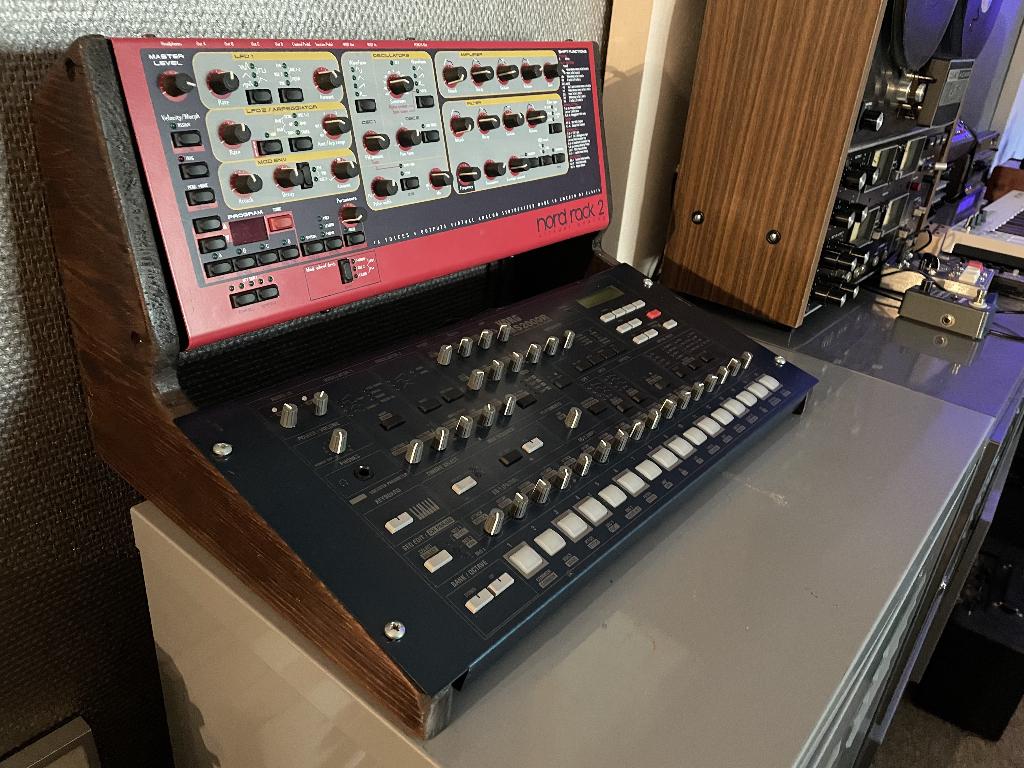 Clavia Nord Rack 2 en Korg MS2000R met houten zijpanelen., Ophalen, Zo goed als nieuw, Overige aantallen, Korg