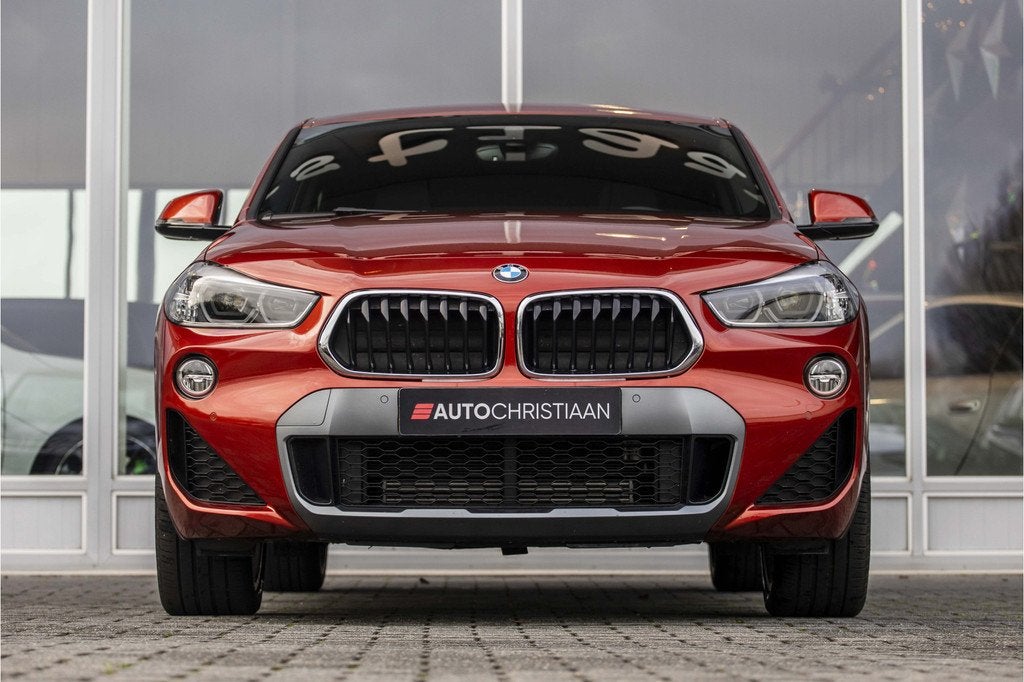 BMW X2 sDrive20i High Executive M-Sport | Pano | 20" | LED, X2, 1435 kg, Leder en Stof, Lichtsensor
