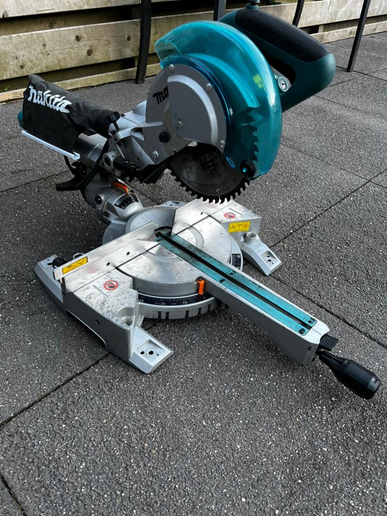 Makita afkortzaag, Ophalen of Verzenden, Zo goed als nieuw, Afkortzaag, 30 tot 70 mm