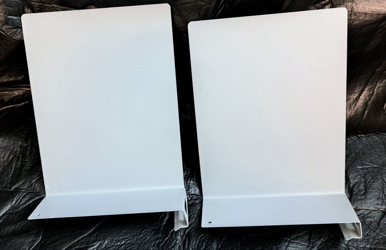 2 IKEA INREDA metalen boekensteunen, Ophalen, 30 tot 80 cm, Gebruikt, Radiator