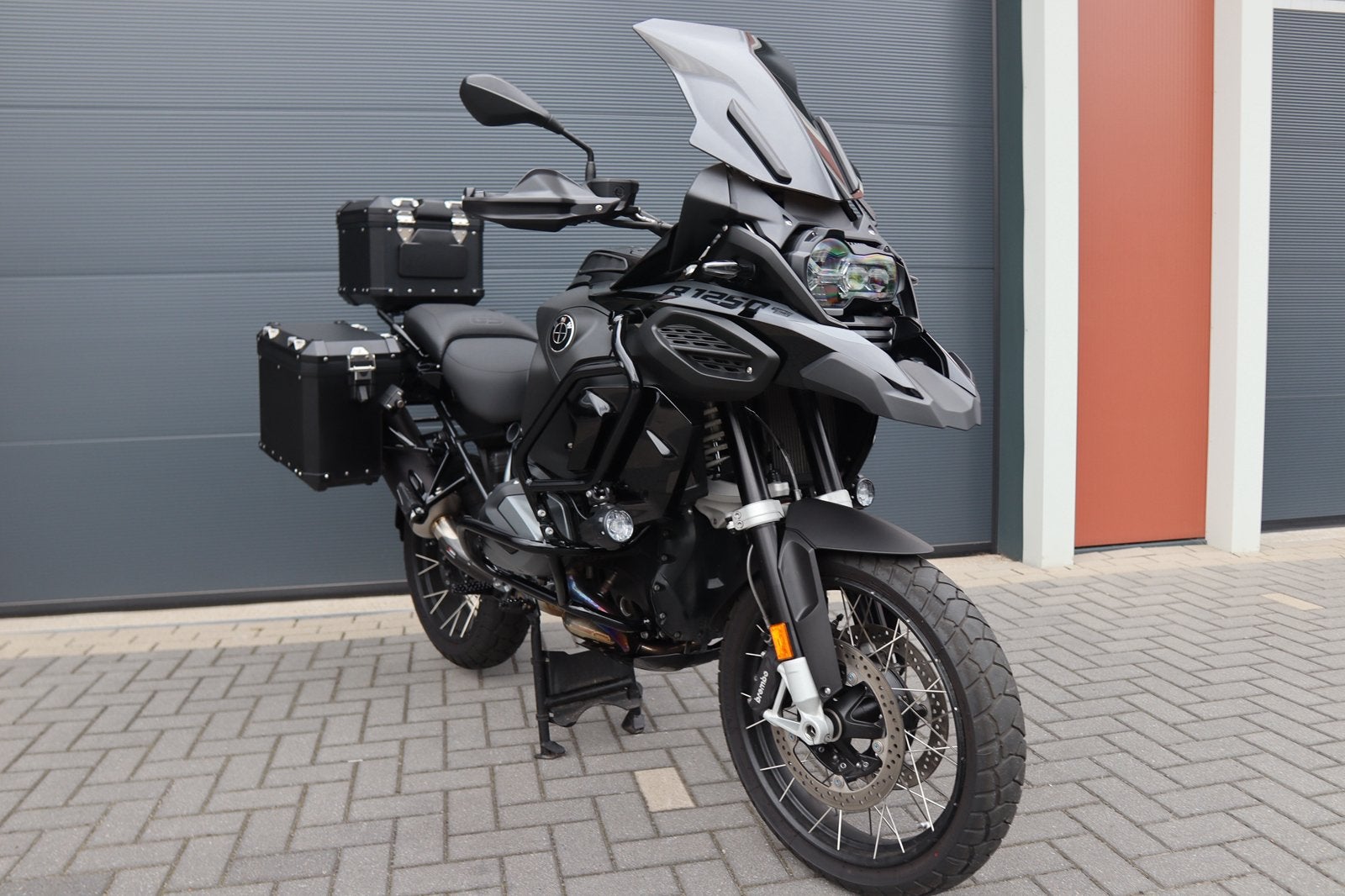 BMW R 1250 GS ADVENTURE 2024 TRIPLE BLACK AKRAPOVIC 6615 KM, Motoren, Motoren | BMW, 2 cilinders, Motorrijbewijs A, Meer dan 35 kW