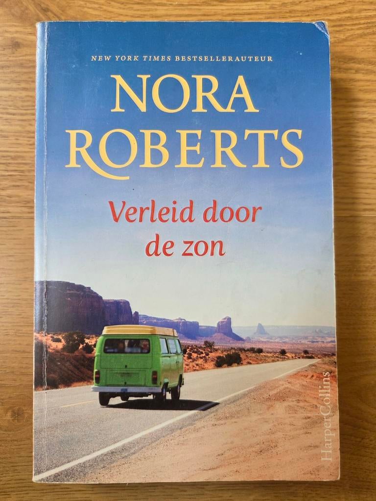 Nora Roberts - Verleid door de zon, Boeken, Ophalen of Verzenden, Gelezen, Nora Roberts
