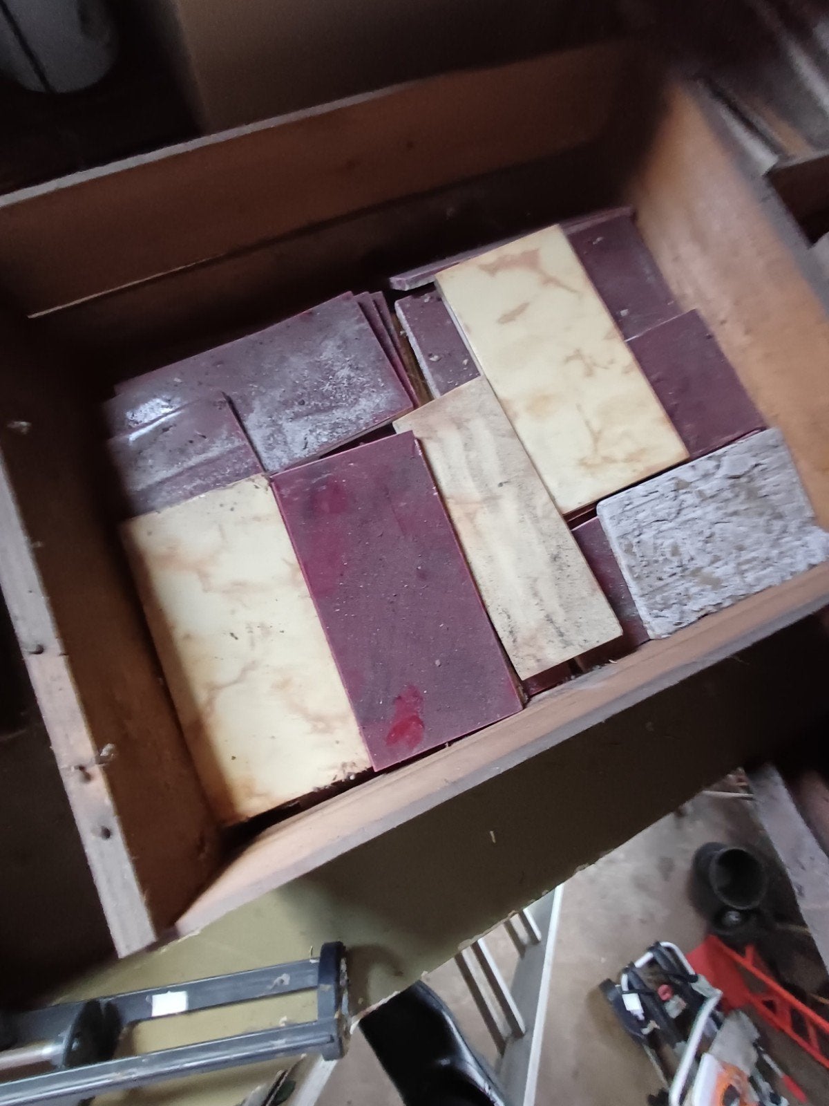 Partij bewerkte tegels uit 1938 - Rood en Geel, Doe-het-zelf en Verbouw, Tegels, Ophalen, Gebruikt, Keramiek, Overige typen