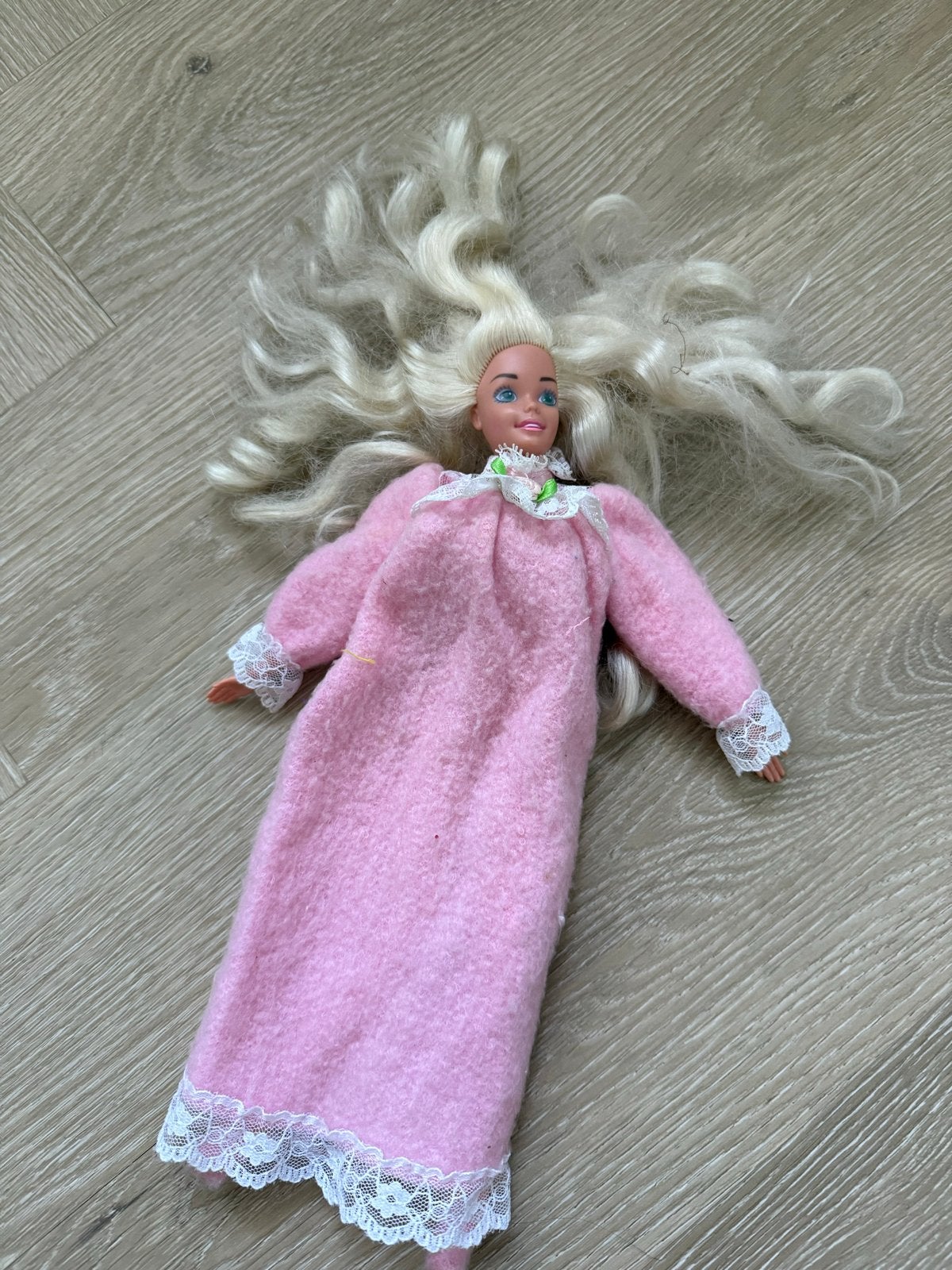 Barbie pop in roze nachtjapon, Ophalen of Verzenden, Gebruikt, Barbie