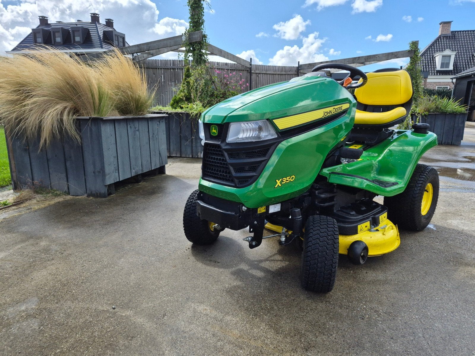 Foto 2 van John Deere X350 Zitmaaier - Zo goed als nieuw