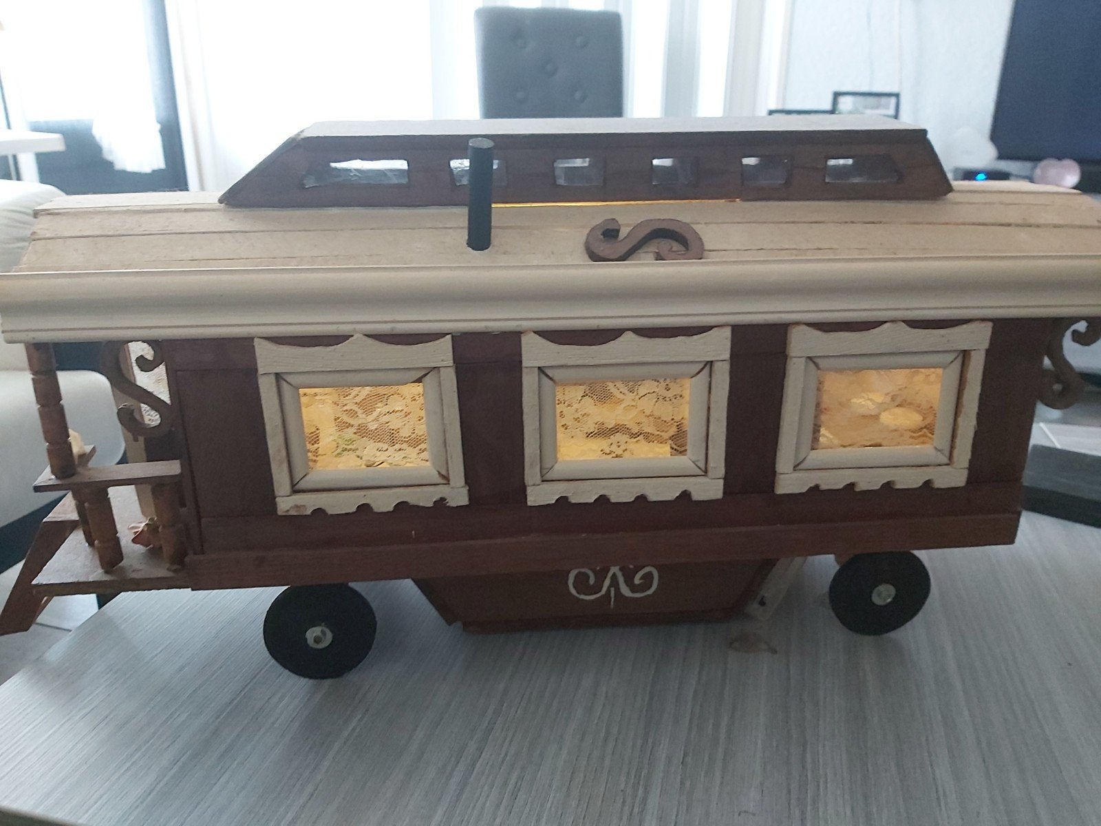 Decoratieve houten woonwagen met verlichting, Ophalen, Gebruikt