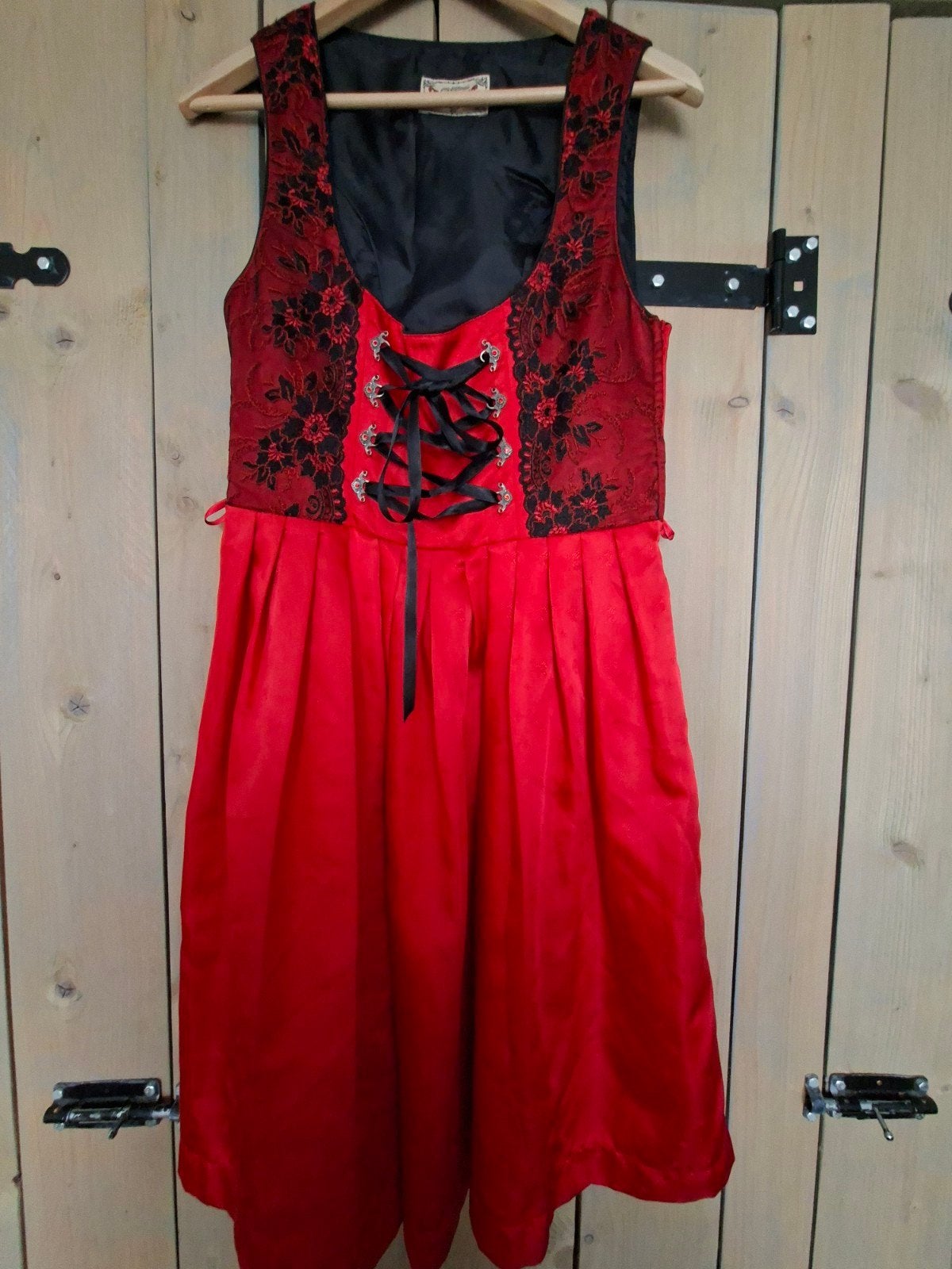Mooie rode dirndl met zwarte kanten schort, Kleding | Dames, Maat 38/40 (M), Ophalen of Verzenden, Zo goed als nieuw, Knielengte