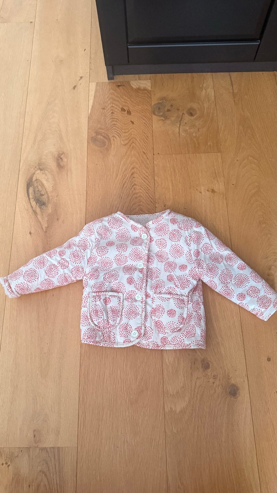 Schattig babyjasje met rode stippen en zachte voering maat86, Kinderen en Baby's, Ophalen of Verzenden, Zo goed als nieuw, Jongen of Meisje