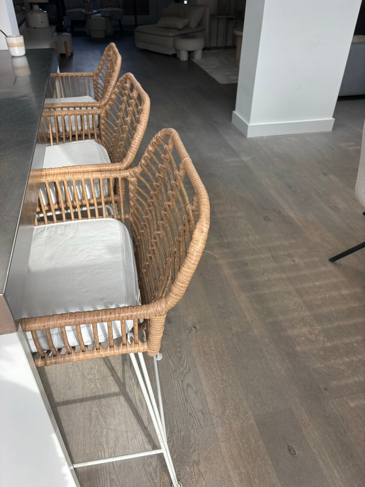 Set van 3 rotan barkrukken met witte kussens, Ophalen, Gebruikt, 90 cm of meer, Riet