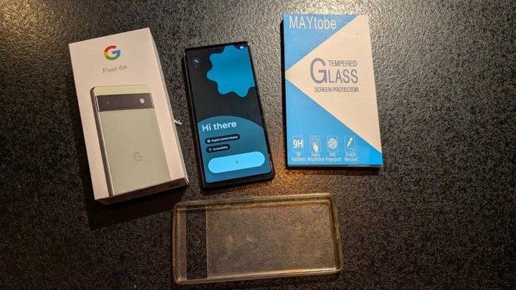 Google Pixel 6a met screenprotector en hoesje