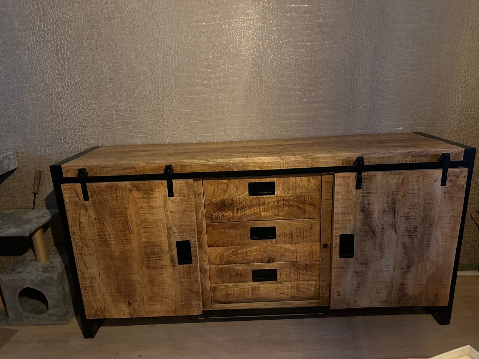 Robuuste dressoir mangohout, Ophalen, Met deur(en), 150 tot 200 cm, Zo goed als nieuw