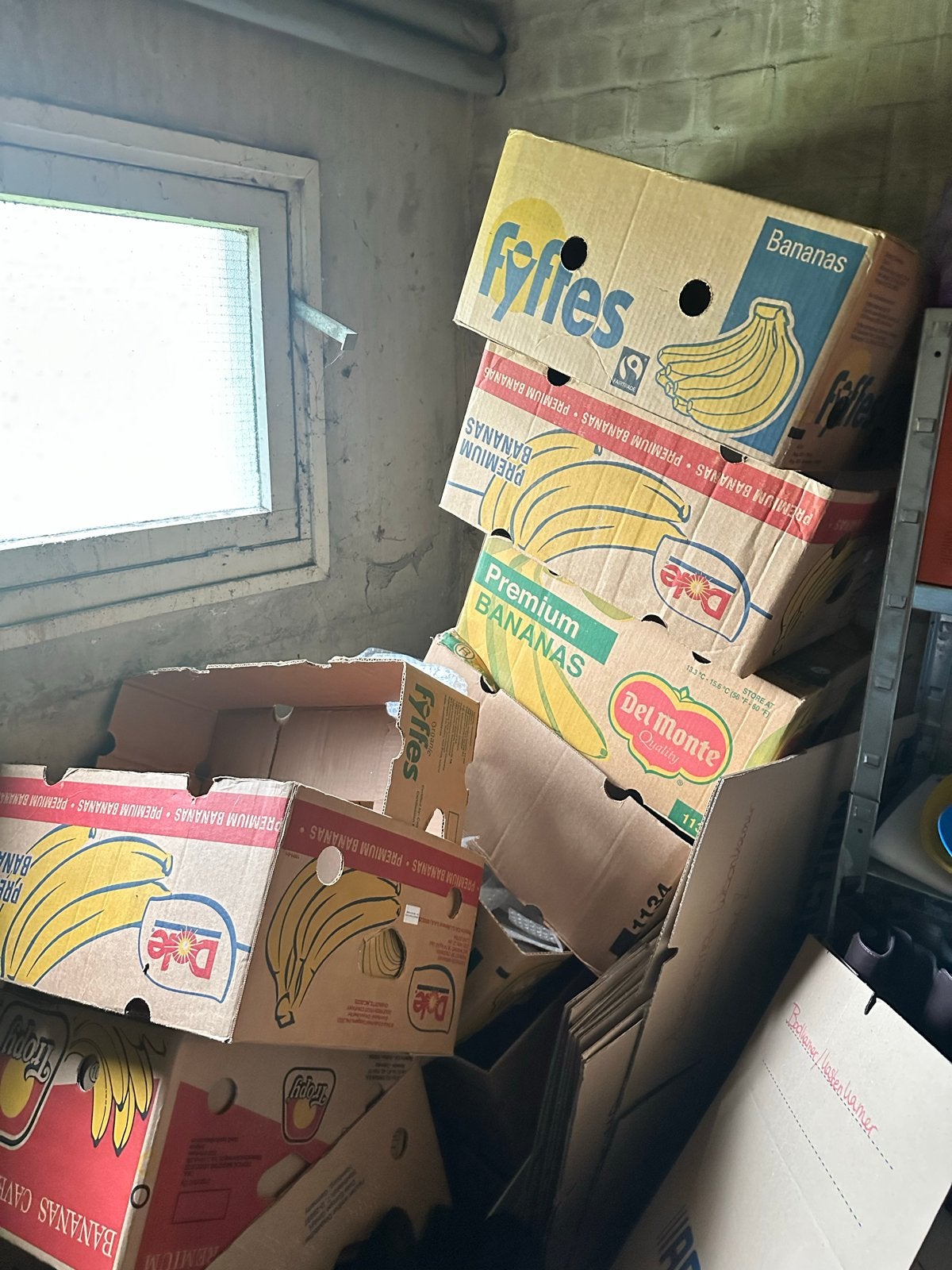 Gratis af te halen: Stapel bananendozen, Ophalen, 40 tot 60 cm, 50 tot 75 cm, 35 tot 50 cm