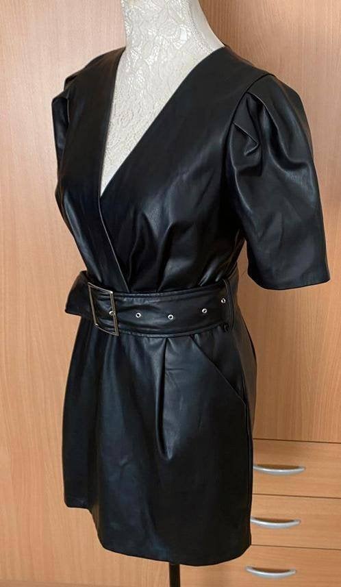 Bershka lederlook jurk maat M [v], Kleding | Dames, Maat 38/40 (M), Zwart, Nieuw, Ophalen of Verzenden