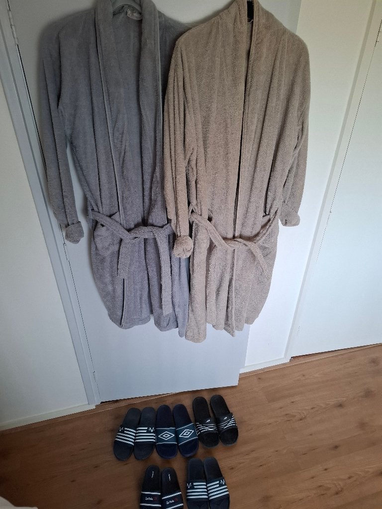 2x Badjas XXL en Badslippers mt 37, 41, 45 (2x) en 46, Overige merken, Overige typen, Ophalen of Verzenden, Zo goed als nieuw