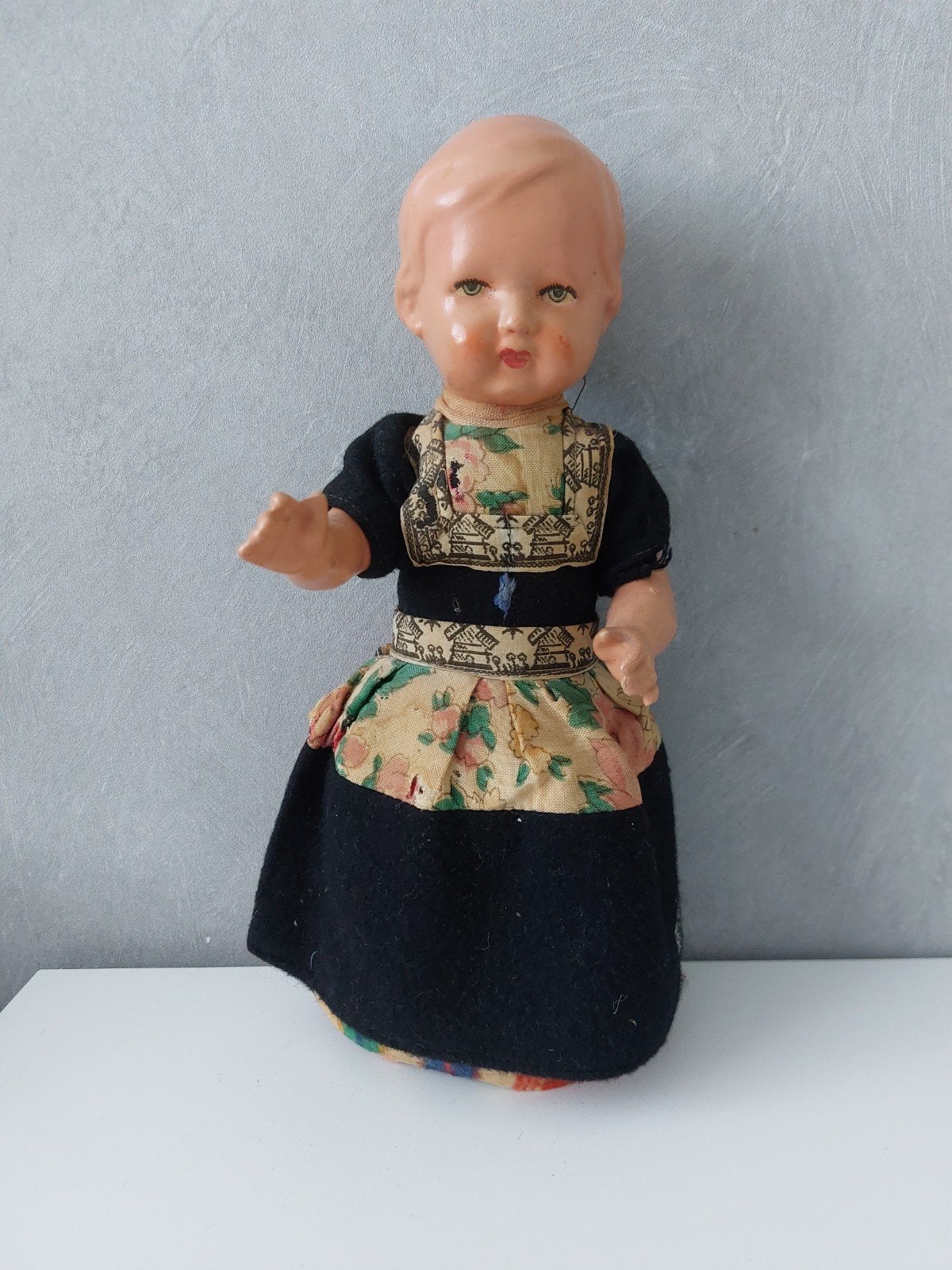 Lassie popje in oud Hollandse klederdracht - 25 cm, Ophalen of Verzenden, Gebruikt, Pop