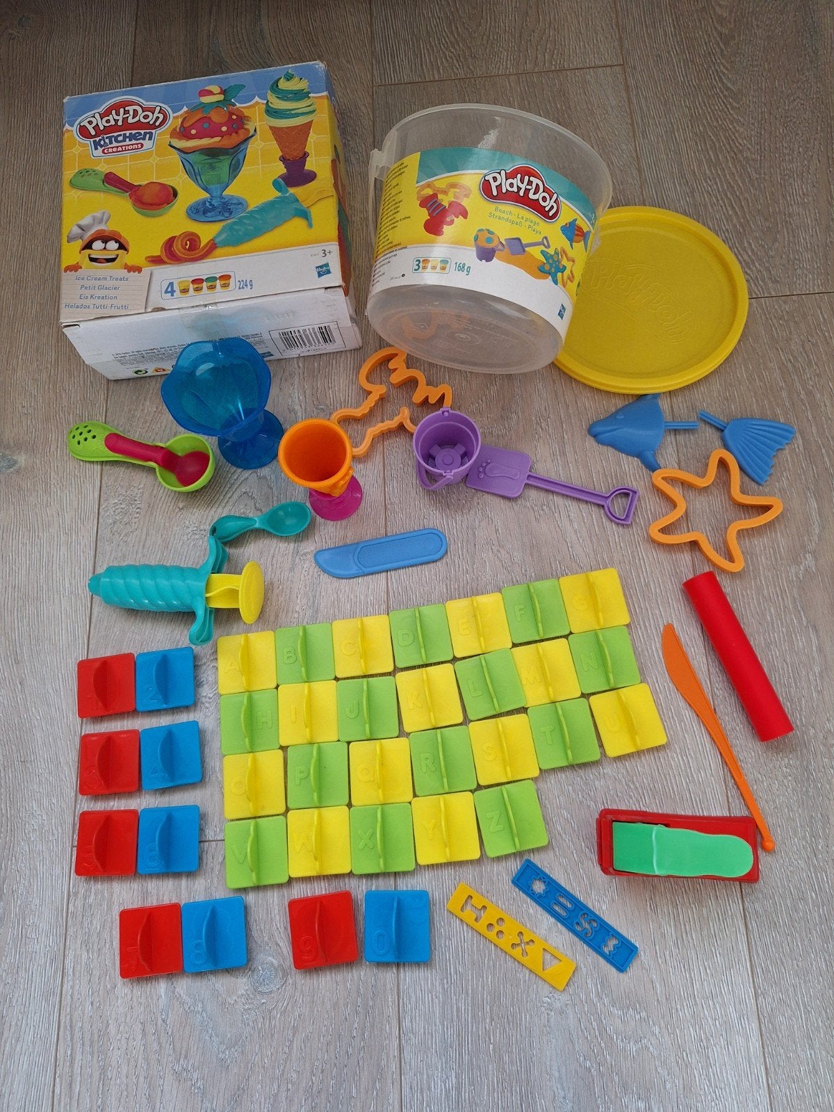 2 Play-Doh sets (beach en ice cream) en cijfers en letters, Ophalen of Verzenden, Gebruikt, Knutselen