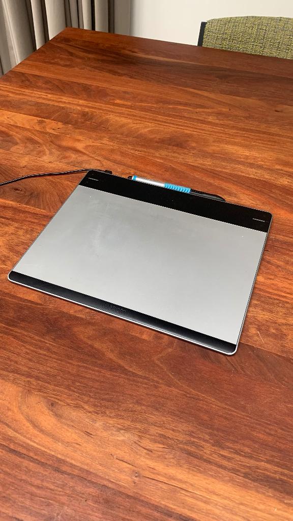 Wacom Intuos pen & touch medium CTH-680, Computers en Software, Tekentablets, Gebruikt, Bedraad, Ophalen of Verzenden