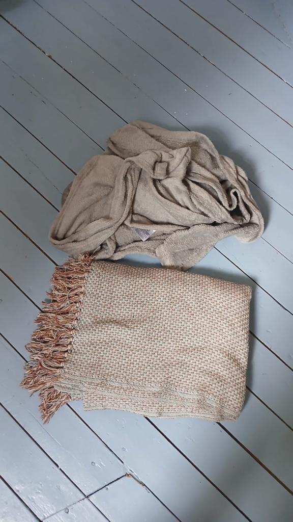 4 dekens en 4 zitkussens /blankets and sitting cushions, Ophalen, Zwart, Vierkant