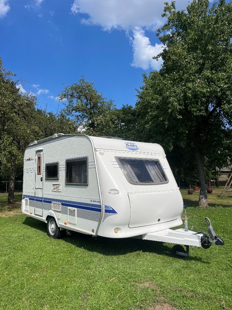 Caravan Hobby 400 SF De Luxe Easy Incl. Voortent / Mover, Caravans en Kamperen, Caravans, Hobby, Bedrijf, Treinzit, 4 tot 5 meter