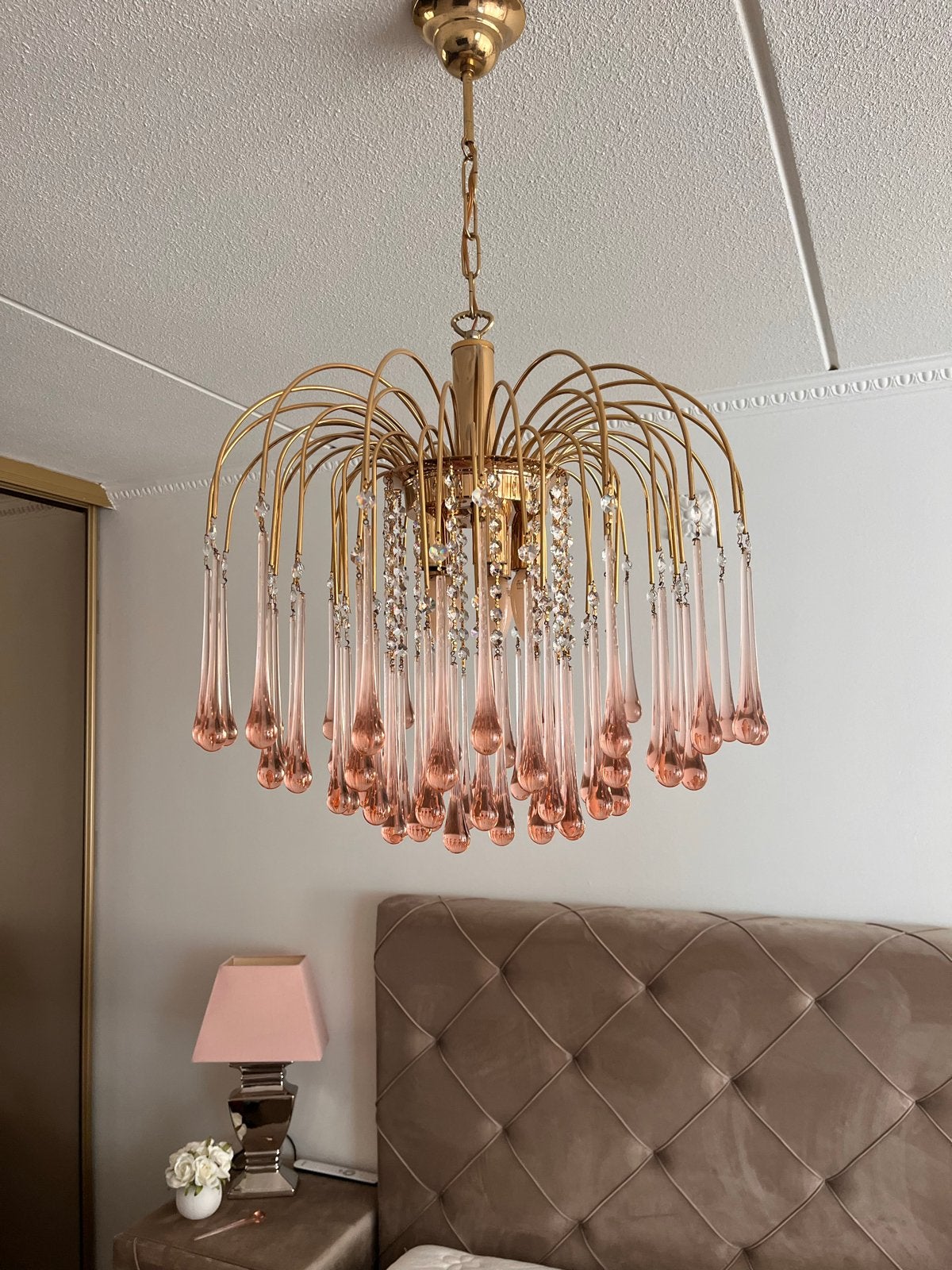 Gouden kroonluchter met roze kristallen druppels, Huis en Inrichting, Lampen | Hanglampen, Ophalen of Verzenden, Zo goed als nieuw