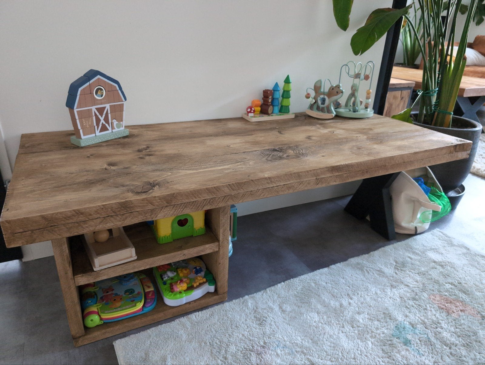 Steigerhouten kinderbureau / speeltafel met metalen x-poot, Kinderen en Baby's, Kinderkamer | Tafels en Stoelen, Ophalen, Zo goed als nieuw