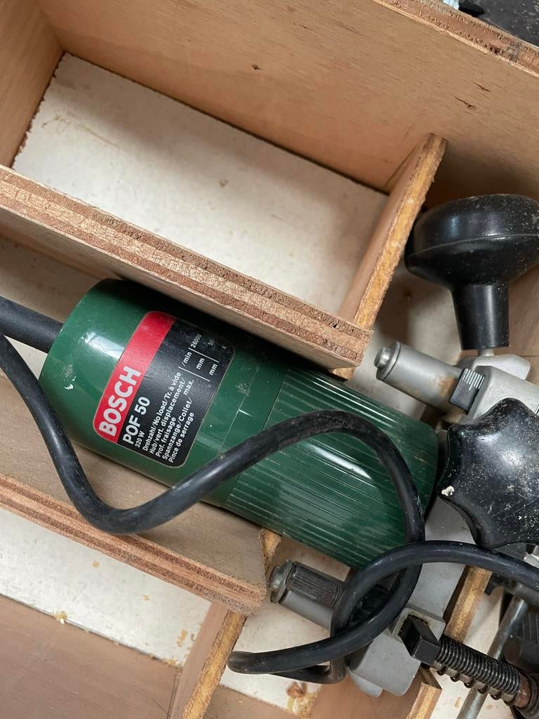 Bosch POF 50 Bovenfrees met accessoires, Ophalen of Verzenden, Gebruikt, Elektrisch, Bovenfrees