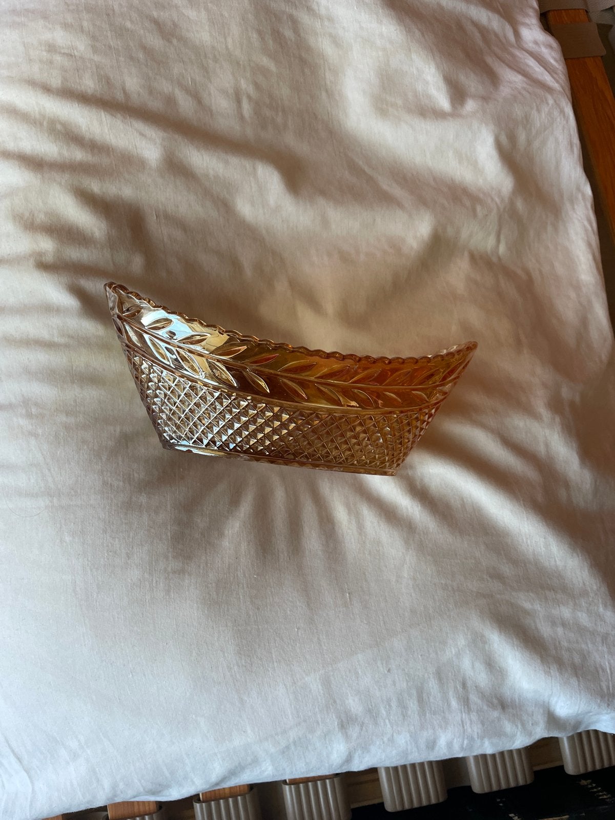 Vintage amberkleurige glazen schaal met reliëf, Antiek en Kunst, Antiek | Glas en Kristal, Ophalen of Verzenden