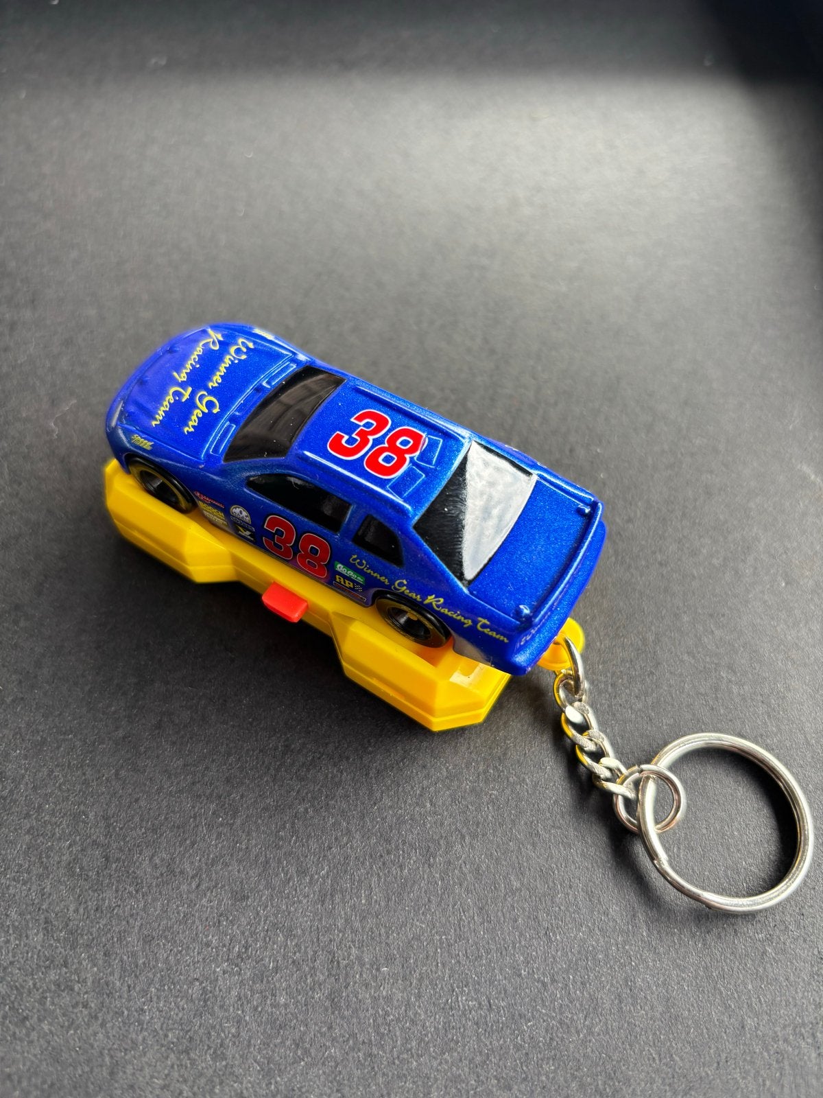 NASCAR Raceauto Sleutelhanger - Blauw met nummer 38, Overige merken, Gebruikt, 1:50 of kleiner, Auto
