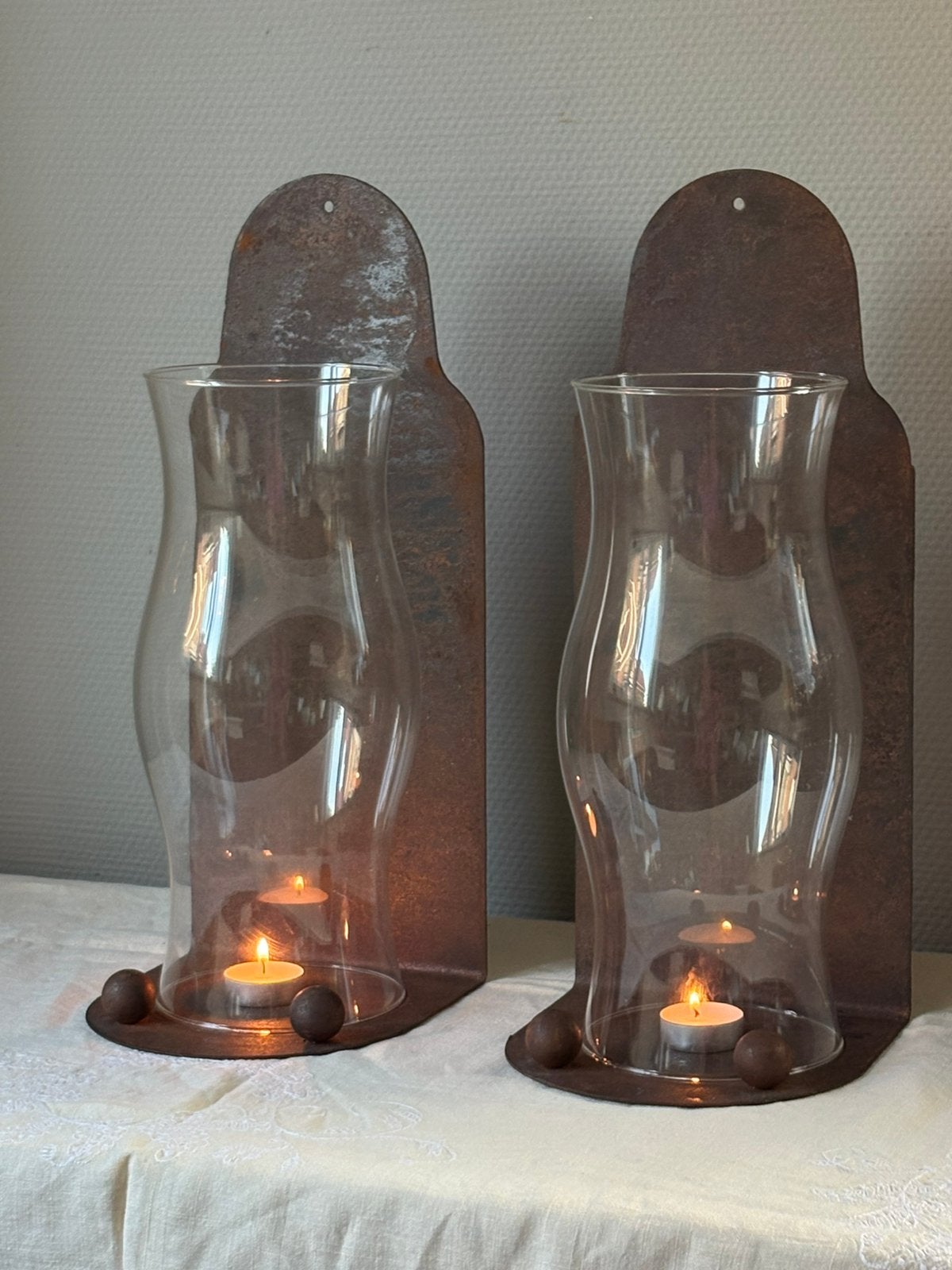 Vintage smeedijzeren wandkandelaars | glazen stolp |, Bruin, 39 cm, Ophalen of Verzenden, Zo goed als nieuw