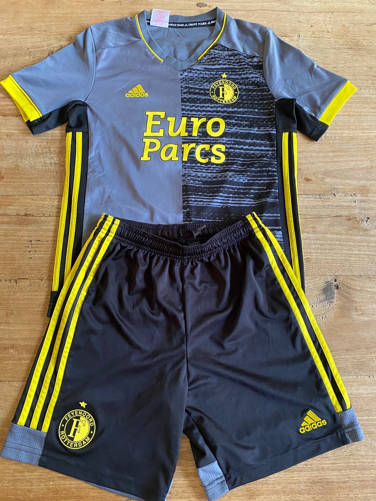 Euro Parcs Jens shirt en broekje Feyenoord, Kinderen en Baby's, Kinderkleding | Maat 152, Adidas, Jongen of Meisje, Sport- of Zwemkleding
