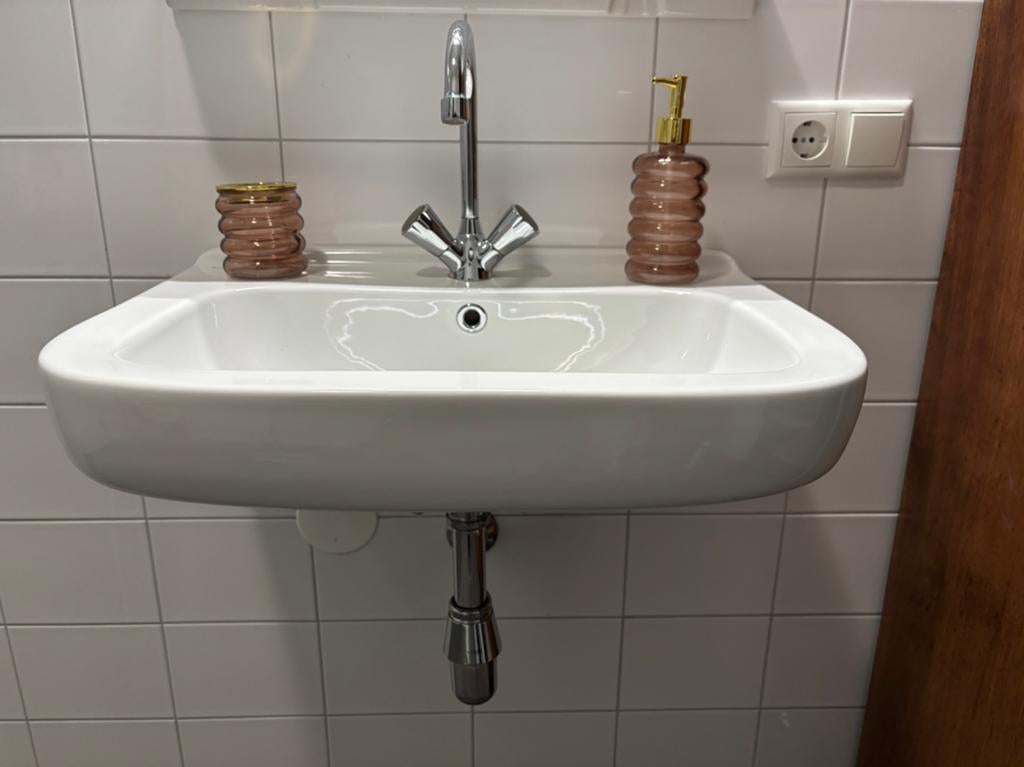 Geberit wastafel, Venlo kraan, spiegel, verlichting, Ophalen, Zo goed als nieuw