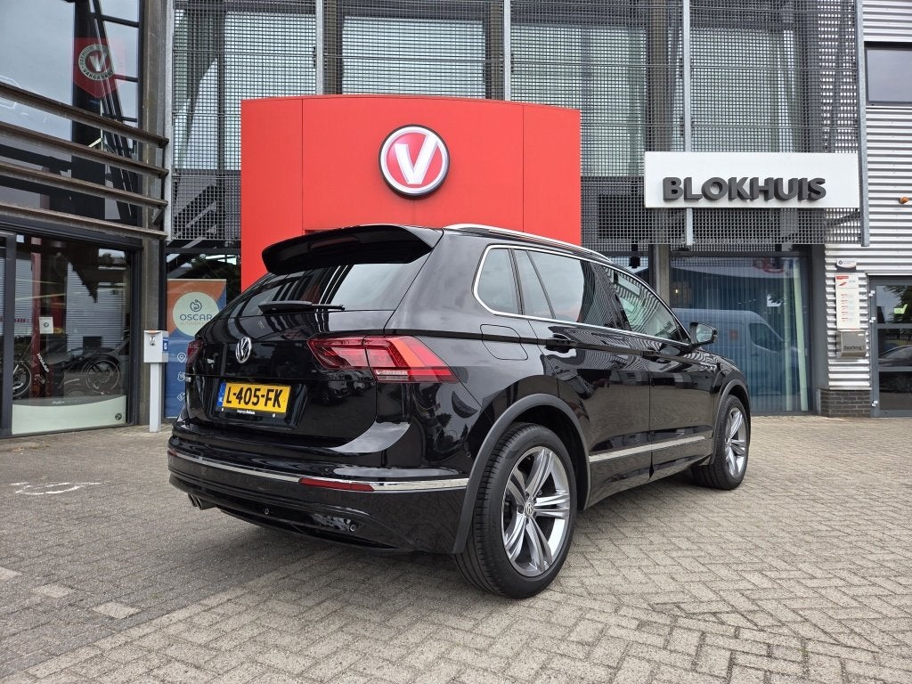 Volkswagen Tiguan 1.5 TSI Highl. Bus R (bj 2020, automaat), Auto's, Volkswagen, 12 maanden, Euro 6, 4 cilinders, Zwart