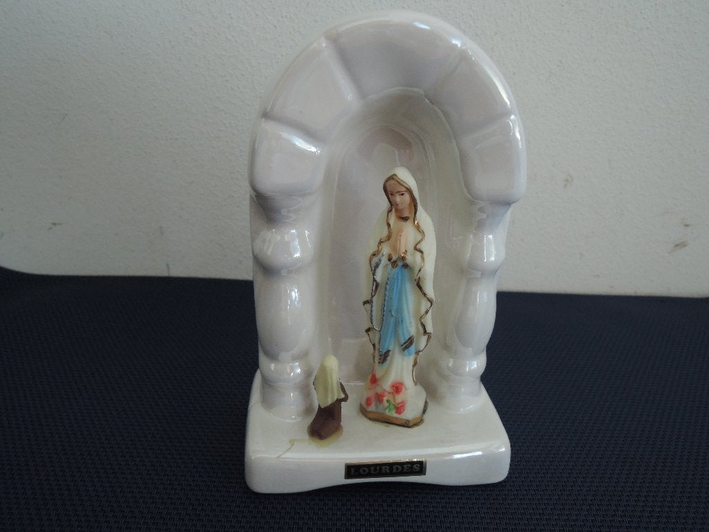 Maria en Bernadette in porseleinen kapel, Ophalen of Verzenden, Zo goed als nieuw, Beeld(je), Christendom | Katholiek