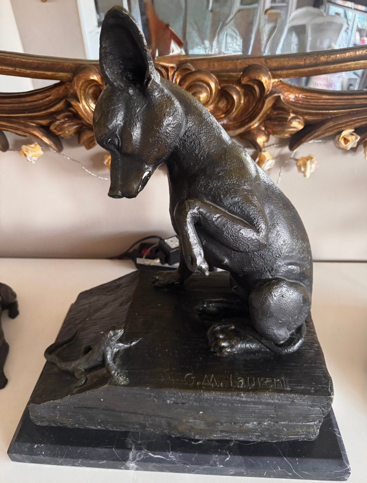 Bronzen beeld van hond met hagedis gesigneerd G.M. Laurent, Antiek en Kunst, Ophalen, Beeld, Bruin, Brons